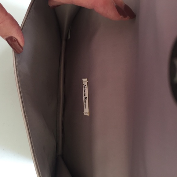 💞Neiman Marcus champagne lavender colored clutch - Picture 4 of 7